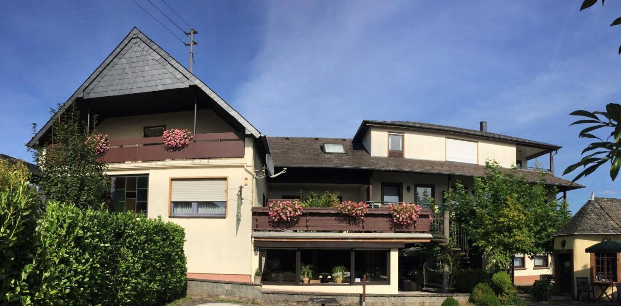 Pension Zum Golfstuebchen Echternacherbruck Exterior foto